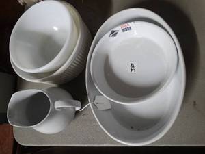 lot 2945 image: Dinnerware & kitchenware