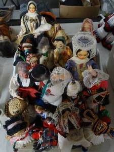 lot 2959 image: Lot of assorted dolls