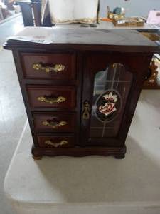 lot 2965 image: Wood jewelry box