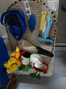 lot 2975 image: Lot of pet supplies