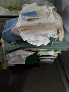 lot 2976 image: Lot of assorted placemats & misc linens