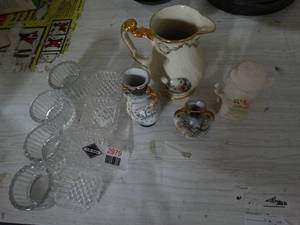 lot 2979 image: Collectible decor pieces