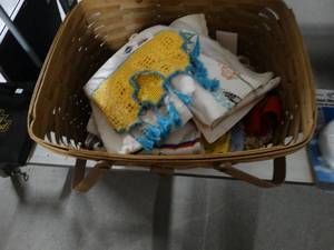 lot 2987 image: Picnic basket w contents