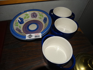 lot 2791 image: Set of beautiful dinnerware