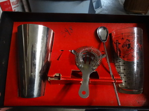lot 2801 image: Drink mixer set