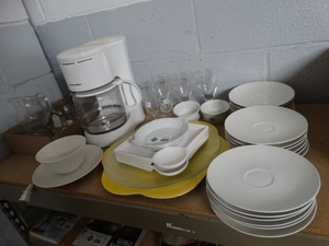 lot 2823 image: Large lot of various china glassware & misc