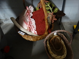 lot 2839 image: Various baskets & decor pillows