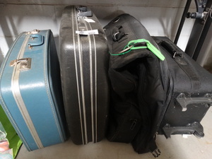 lot 2846 image: Large lot of various luggage