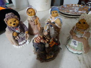 lot 2849 image: Boyds bears & other figurines