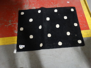 lot 2858 image: Floor rug