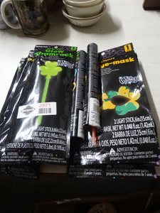 lot 2871 image: Large lot of glow bracelets & light sticks