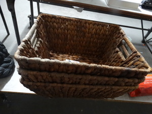 lot 2876 image: 3 nice serving baskets