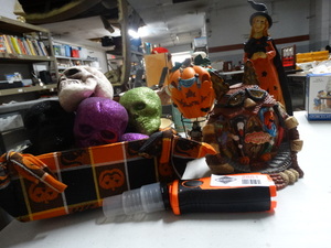 lot 2881 image: Large lot of various Halloween decor