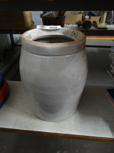 lot 2900 image: Old crock