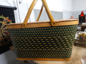 lot 2920 image: Awesome picnic basket w handle