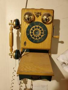 lot 3 image: Thomas Collectors Edition Vintage Telephone