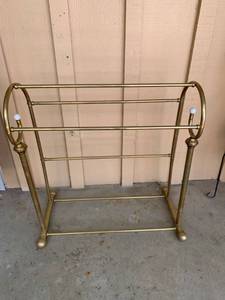 lot 6338 image: Antique Brass Quilt Rack