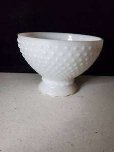 lot 6350 image: White Hobnail Glass Lamp Shade