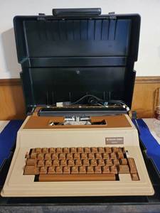 lot 6388 image: Silver Reed 8650 Typewriter in Hard Case