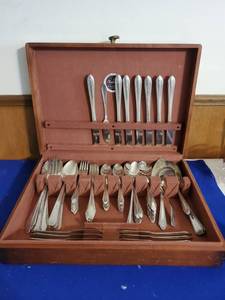 lot 6389 image: Mixed Lot of Manor Plated & W.M Rogers Silverware