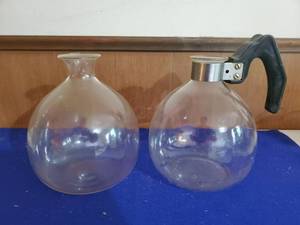 lot 6390 image: Lot of Mid Century Pyrex and Corning Ware 14-L Tea Coffee