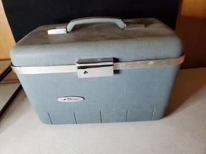 lot 6398 image: Forecast Vintage Train Case With Key