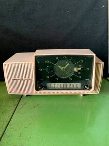 lot 6418 image: Vintage General Electric Pink Radio