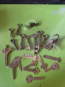 lot 6423 image: Lot of Antique Skeleton Keys