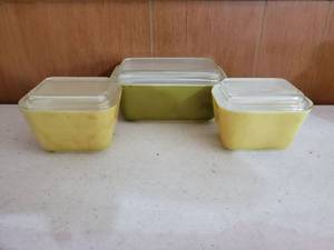 lot 6428 image: Lot of 3 Vintage Pyrex - 2 Yellow 1 Green w Lids
