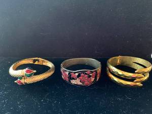 lot 7696 image: Lot of 3 Clamp Bracelets