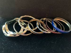 lot 7697 image: Lot of Bangle Bracelets