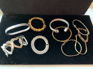 lot 7702 image: Lot of Bracelets