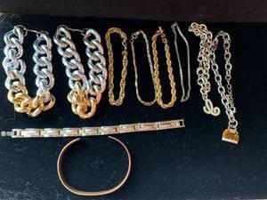 lot 7703 image: Lot of Bracelets