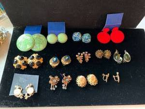 lot 7704 image: Nice lot of Vintage Costume Earrings