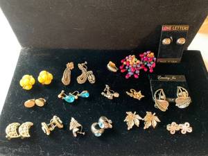 lot 7705 image: Large Lot of Vintage Earrings