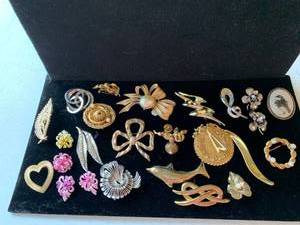 lot 7708 image: Large Lot of Vintage Broaches