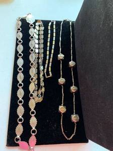 lot 7712 image: Lot of Necklaces