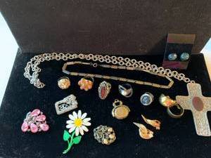 lot 7713 image: Nice Lot of Vintage Jewelry