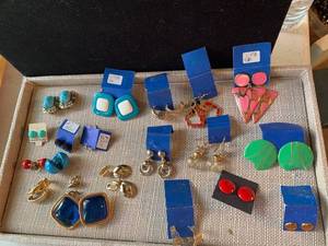 lot 7718 image: Lot of Vintage 80s Earrings