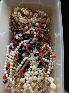 lot 7725 image: Box of Beads