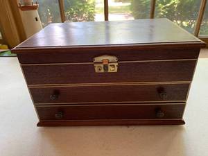 lot 7736 image: Vintage Wooden Jewelry Box with Drawers