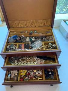 lot 7740 image: Jewelry Box with Jewelry