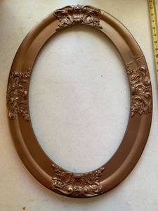 lot 7757 image: Vintage Oval Frame
