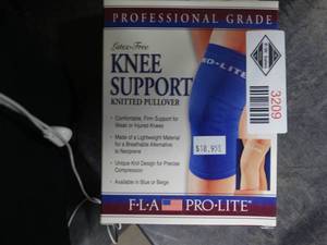 lot 3209 image: Lot of 1 Knee Support Knitted Pullover - Size Medium