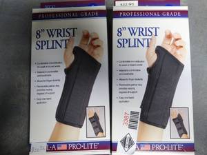 lot 3387 image: Lot of 2 Fla orthopedics 8 Wrist Splint - Left and Right Hand - Size Small