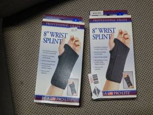 lot 3691 image: Lot of 2 Fla orthopedics 8 Wrist Splint - Left and Right Hand - Size Small