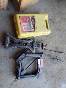 lot 5072 image: 2 Hand Jacks, 1 Hydraulic Jack