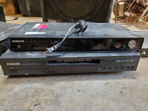lot 5108 image: (2) Samsung DVD Players