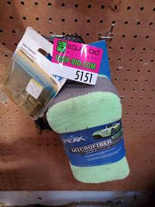 lot 5151 image: Microfiber Scrub, Snap Fastners, Battery Operated Lamp