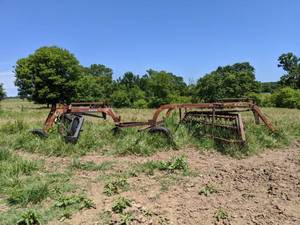lot 1381 image: Case And John Deere Combined Cultivators